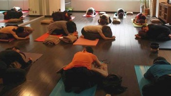 【大阪府】 ケンハラクマのリストラティブヨガ + 呼吸法 & 瞑想 + ヨガライフのお話 講師:ケンハラクマ
