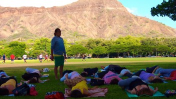 【ハワイ・オアフ島】ケンハラクマによるカピオラニパークヨガ@ハワイ